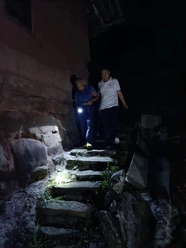 轉移受災群眾。四川省應急管理廳供圖