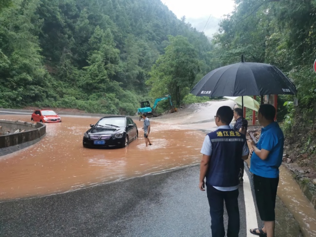 巴中市通江縣應急管理局七支應急處突隊伍到全縣各鄉鎮（街道）督導值班值守、高危地災點和臨河臨崖等臨危區域群眾安置轉移、核查災情。四川省應急管理廳供圖