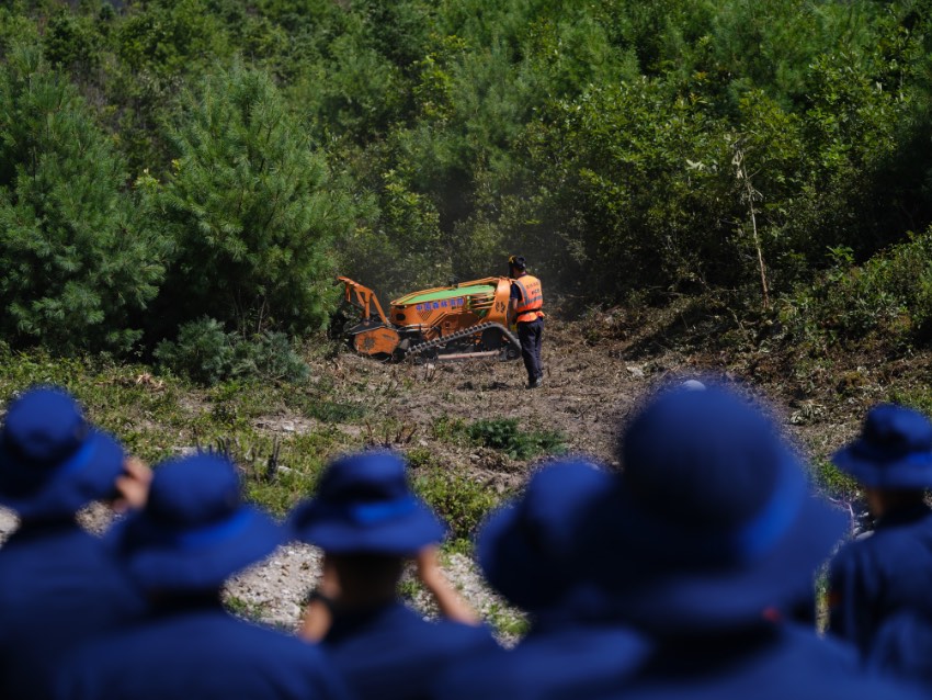 開設防火隔離帶。四川省森林消防總隊供圖
