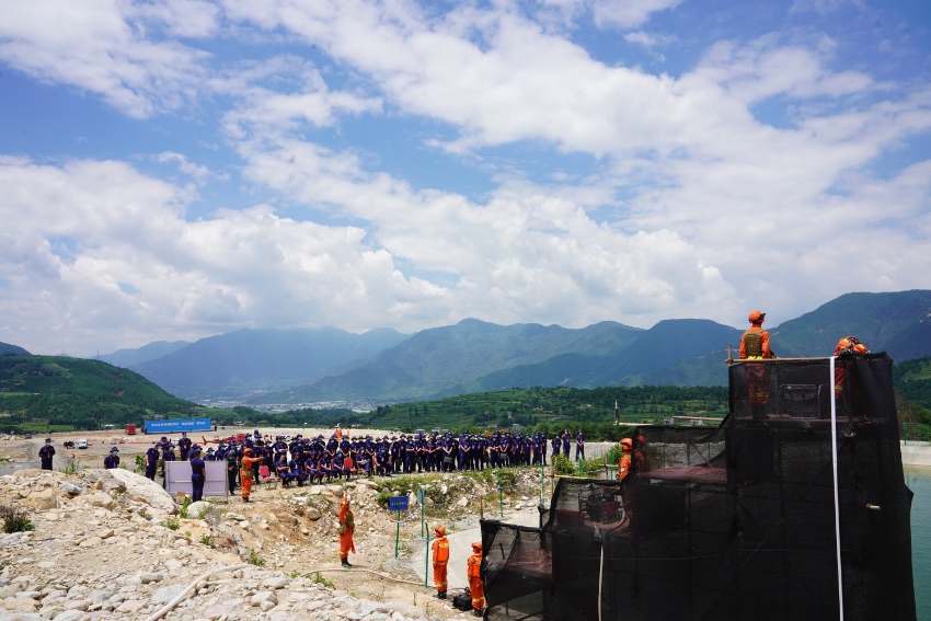 實施高河堤取水作業。四川省森林消防總隊供圖