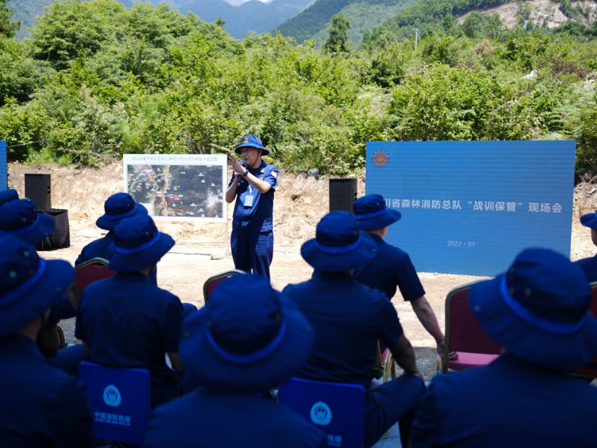 夏進榮總隊長在冕寧“4·20”火場復盤中為觀摩人員講授滅火戰法。四川省森林消防總隊供圖