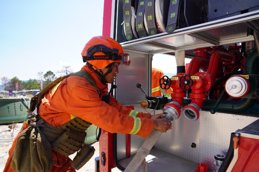 消防水泵車向火場輸送水源。四川省森林消防總隊供圖