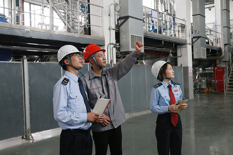 稅務干部走進企業查看生產情況。四川省稅務局供圖