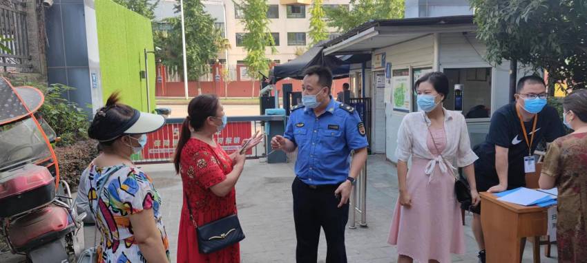 講解引導。成都市城市管理行政執法總隊供圖