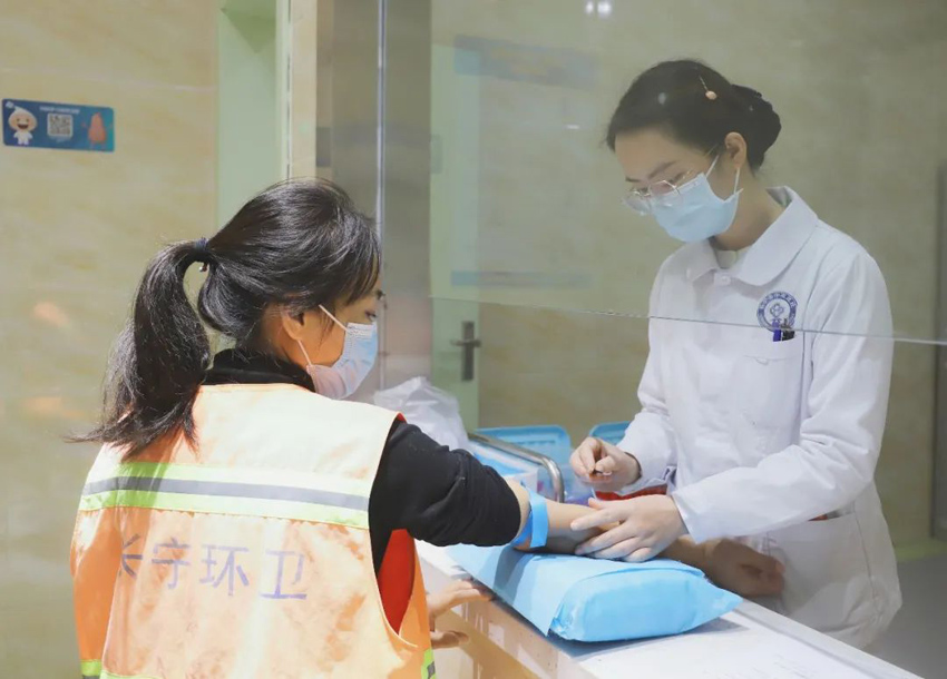 為環衛女工做體檢。長寧縣中醫醫院供圖