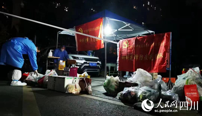 金牛壩科技服務功能區黨員凌晨緊急支援高風險地區為群眾送物資。人民網 王波攝