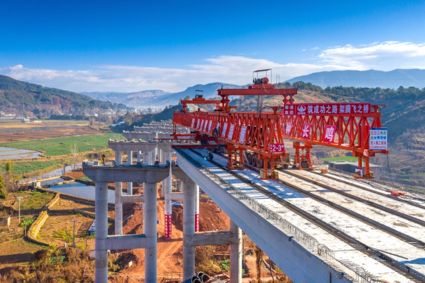 會理交通正在迎來改變，圖為宜攀高速公路馮家灣大橋架梁鋪設現場。會理市交通局供圖