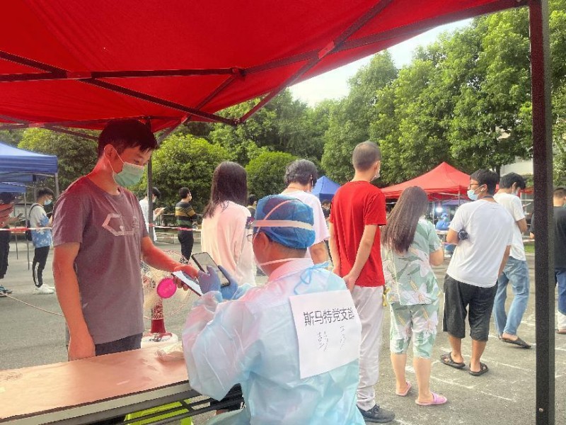 核酸采樣。成都高新區西園街道供圖