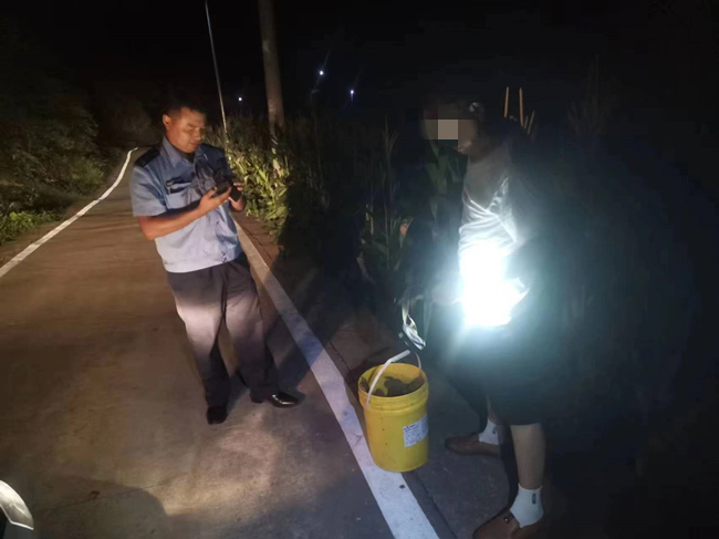 民警現場擋獲獵捕蟾蜍人員。綿陽市公安局供圖