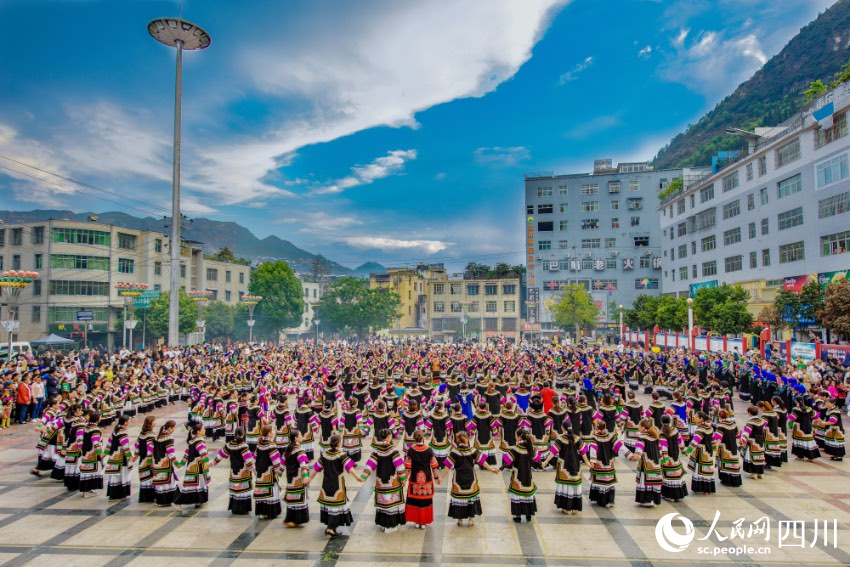 金陽民族團結“大家跳”活動在金索瑪廣場舉行。盧爾呷攝