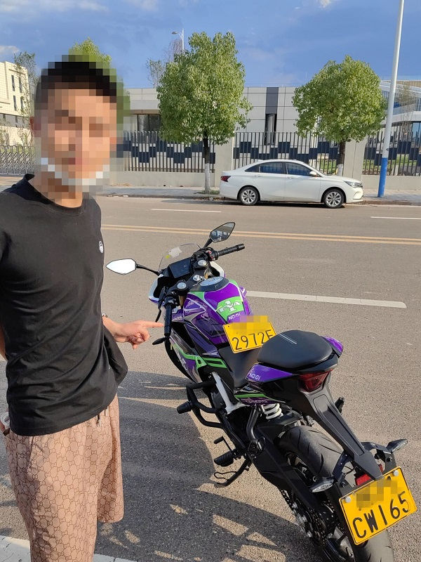 搶劫嫌疑人孟某指認被盜車和更換的假牌照。資陽市公安局雁江區分局供圖