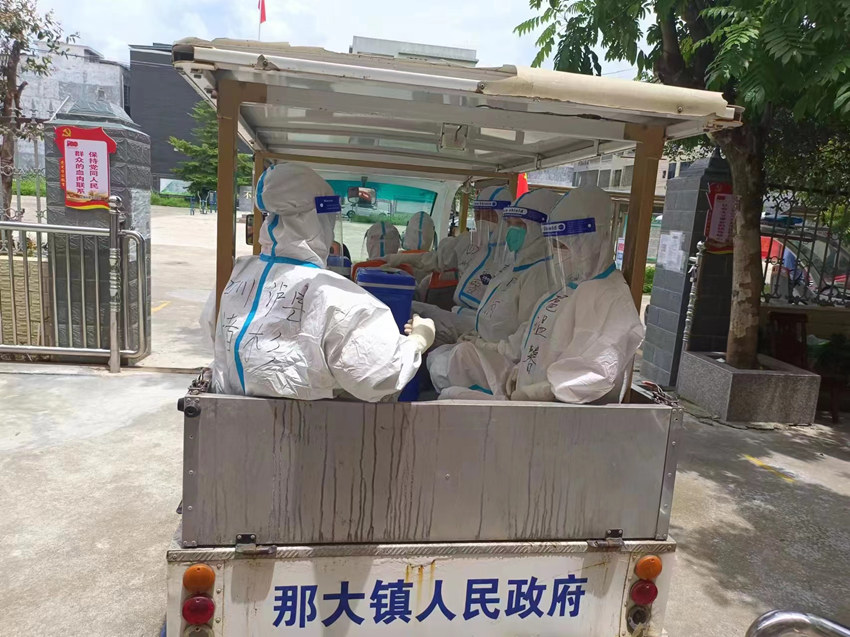 核酸采樣的路上。游青燕攝