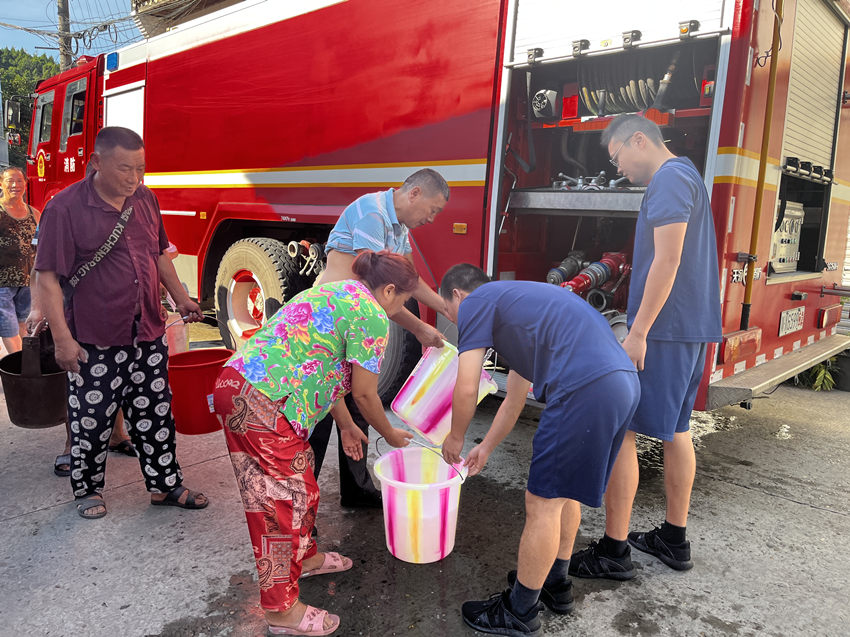 南充市消防員為群眾送水。南充市消防救援支隊供圖