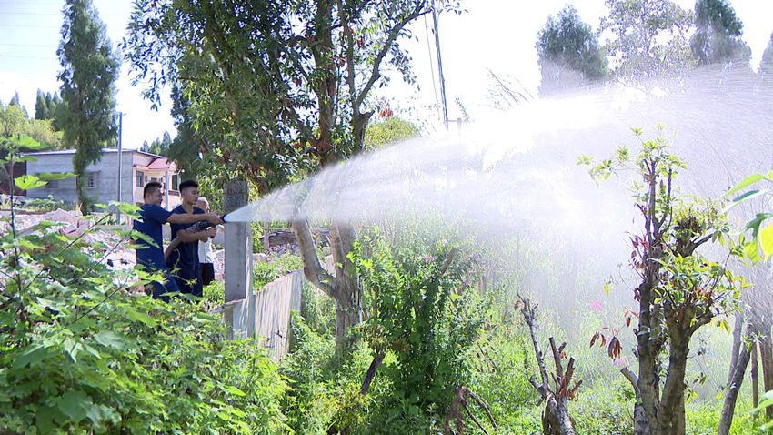 消防員給莊稼澆水。南充市消防救援支隊供圖
