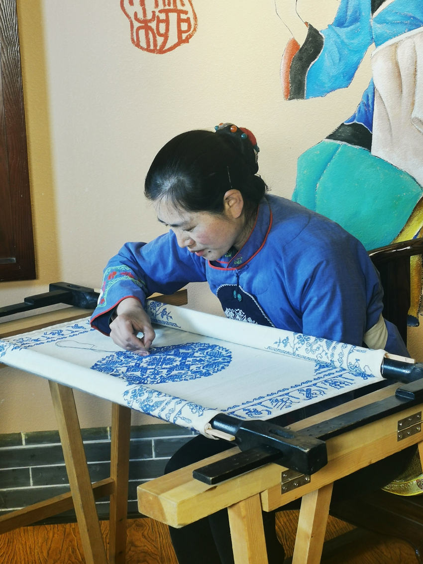 張菊花繡制麻柳刺繡。張菊花供圖