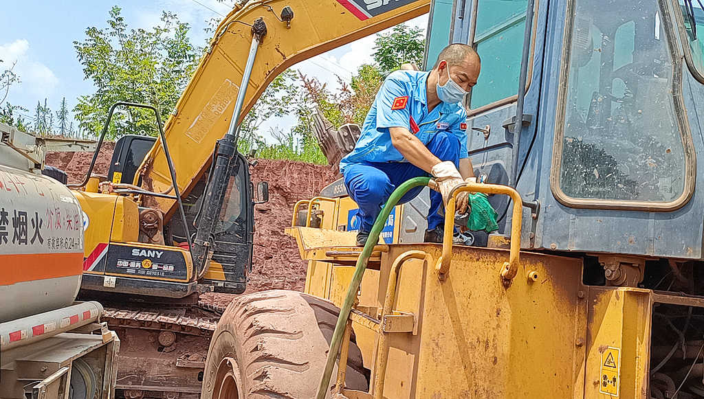 中石油四川銷售資陽分公司員工為都江堰引水工程西口林支渠項目加注油品。盧彬攝