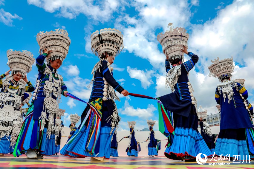 布拖有“彝族銀飾之鄉”的美稱，圖為彝族姑娘展示漂亮的彝族銀飾。林嘉岷攝
