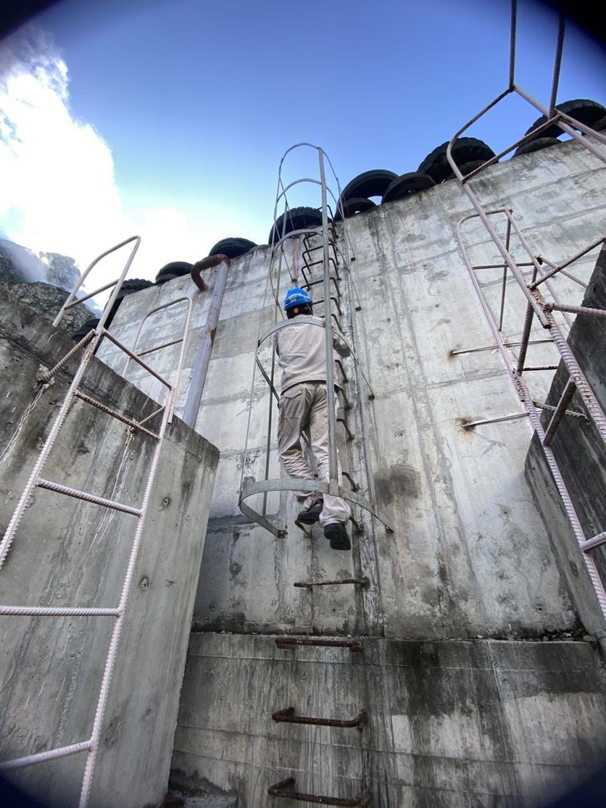 高溫下 戶外消缺。大唐甘孜水電公司供圖