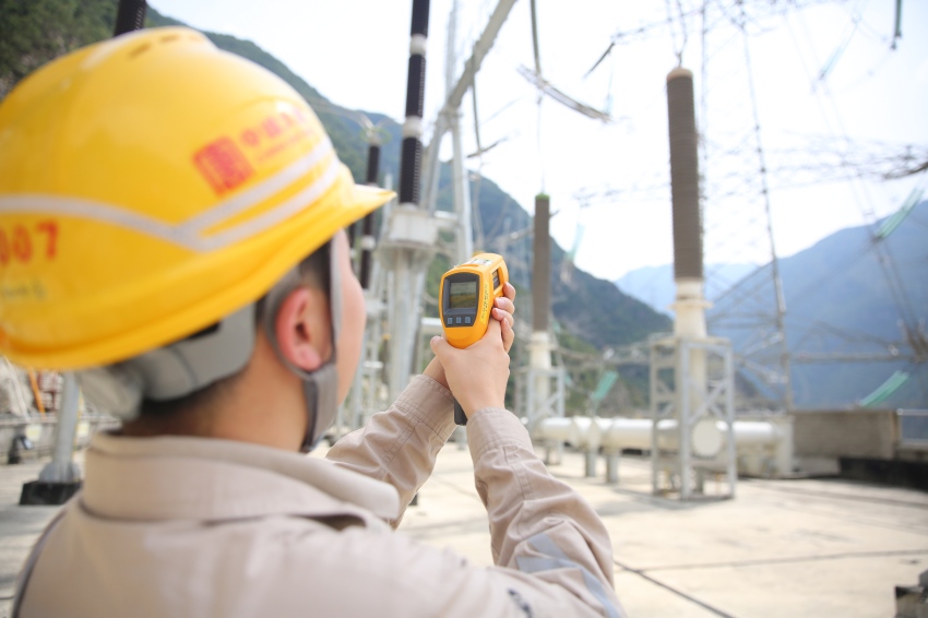 戶外設備測溫。大唐甘孜水電公司供圖