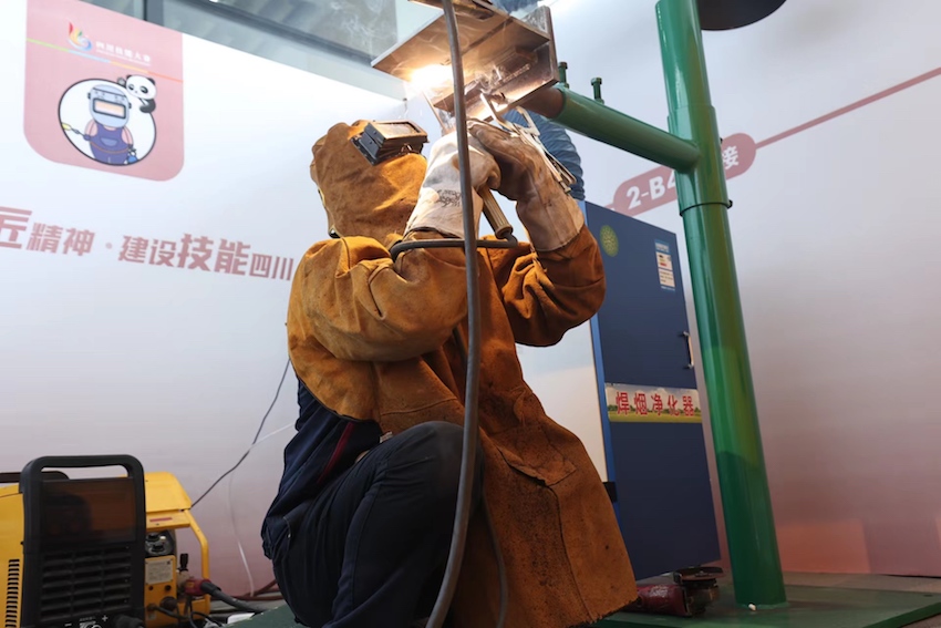 焊接項目比賽現場。四川人社供圖