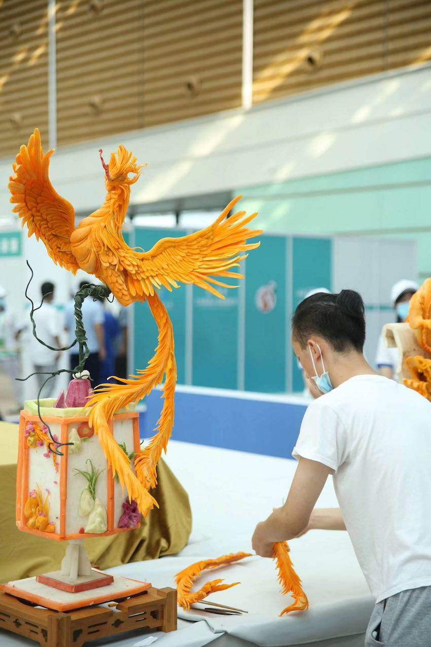 精美絕倫的中餐雕刻作品。四川人社供圖