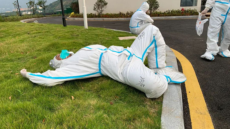 累了，在草地上躺下休息一會兒。