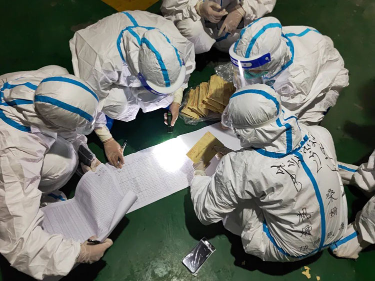 志愿者深夜核對信息。