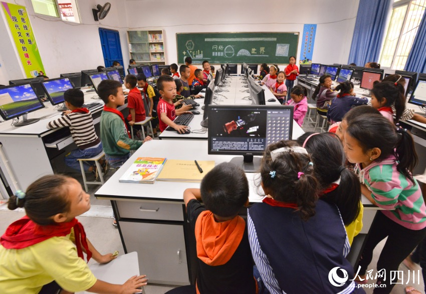 雷波縣教育事業快速發展。圖為雷波縣卡哈洛九年一貫制學校，農村孩子們在上網課。吳宗勉攝