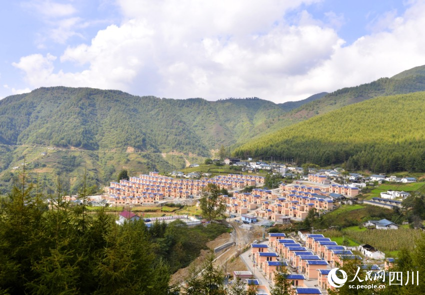 雷波縣山棱崗中心鄉田家灣村，漂亮的易地扶貧安置點。吳宗勉攝