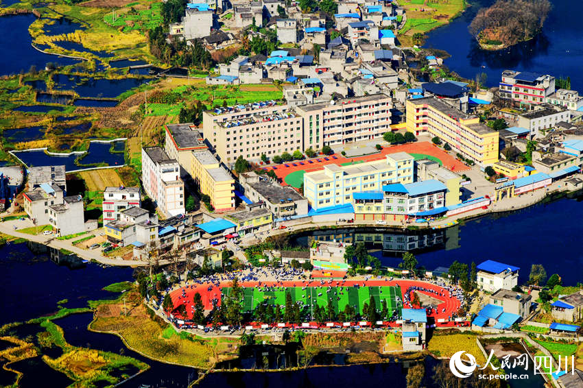 脫貧攻堅以來，雷波縣加大投入，學?；A設施得到改善。圖為教育均衡發展實施后，黃瑯中學的新面貌。李仁壽攝