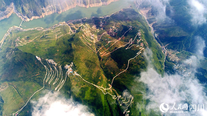 如今，雷波的交通狀況已發生巨大改變，所有建制村全部通車，圖為雷波縣大坪子鄉的通村公路。彭繼易攝