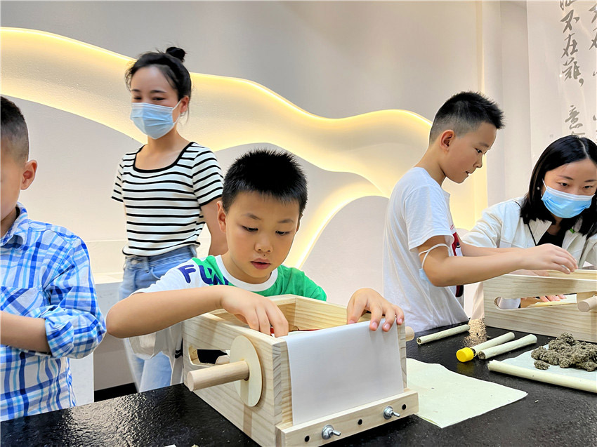 小朋友體驗中醫藥文化。天府中藥城供圖