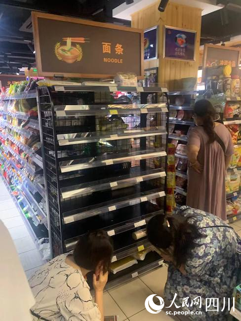 成都一超市面條貨架被搶購一空。人民網 王波攝