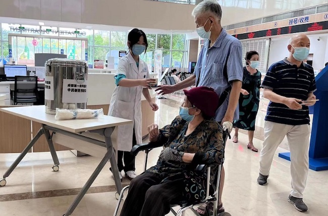 成都第一骨科醫院熬制新冠肺炎預防湯供市民和就診患者免費飲用。醫院供圖