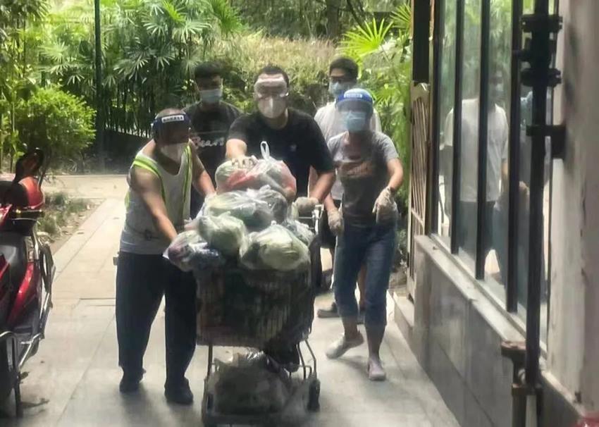 羅凱協助封閉區內居民生活物資轉運。成都高新公安供圖