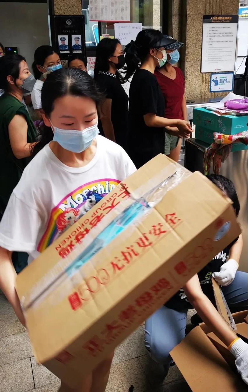 汪彥妮為居民們配送物資。成都高新公安供圖