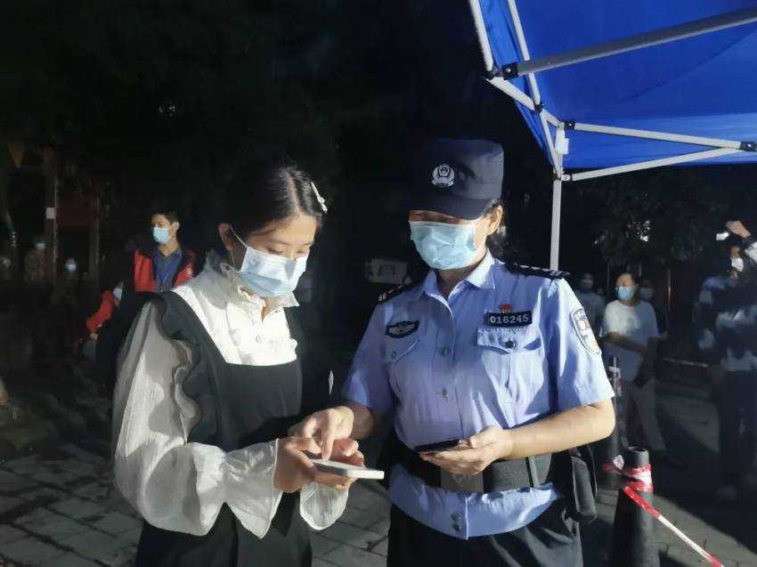 協助市民核酸檢測。成都市公安局郫都區分局供圖