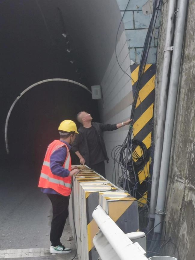 瀘定德威隧道光纜搶修。中國電信四川公司供圖