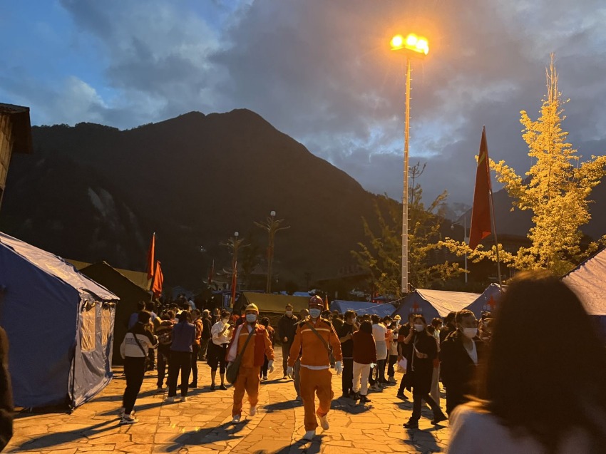 瀘定縣磨西鎮上萬用戶恢復供電。國網四川省電力公司供圖