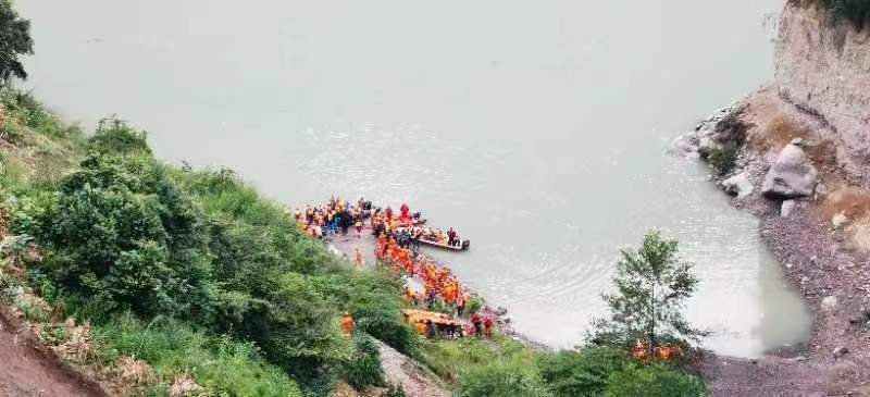 上千名群眾被困，四川省森林消防總隊正在緊急救援。四川省森林消防總隊供圖