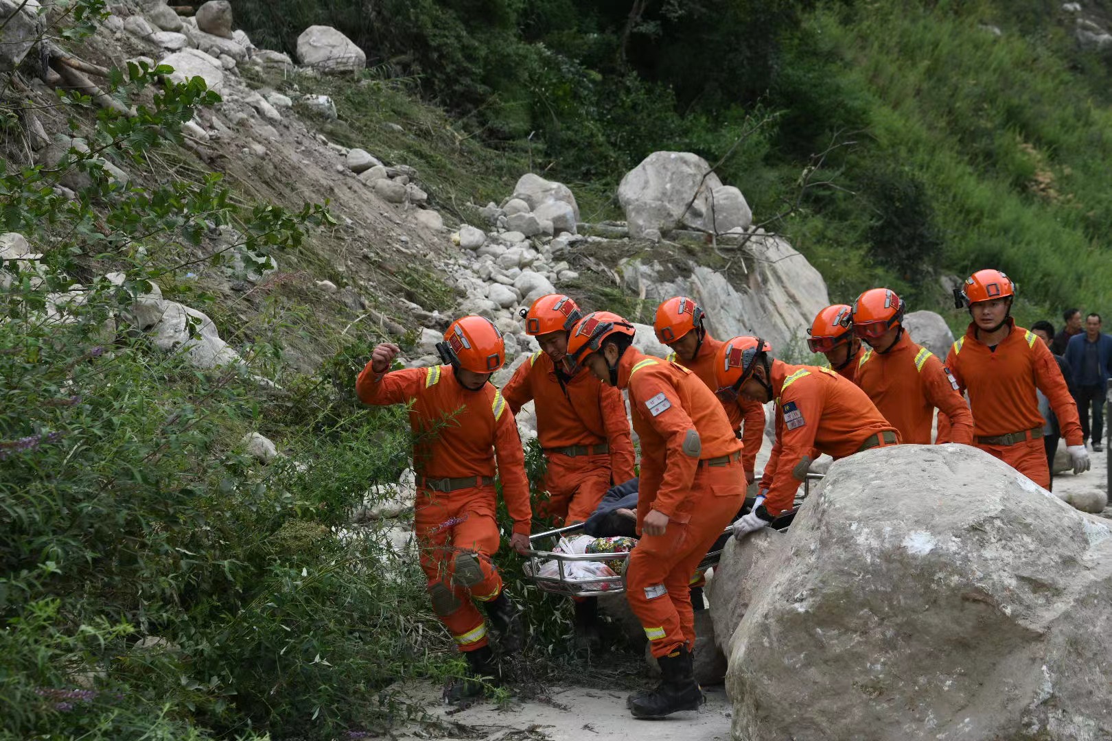 加固簡易橋梁，森林消防員護送傷員就醫。四川省森林消防總隊供圖