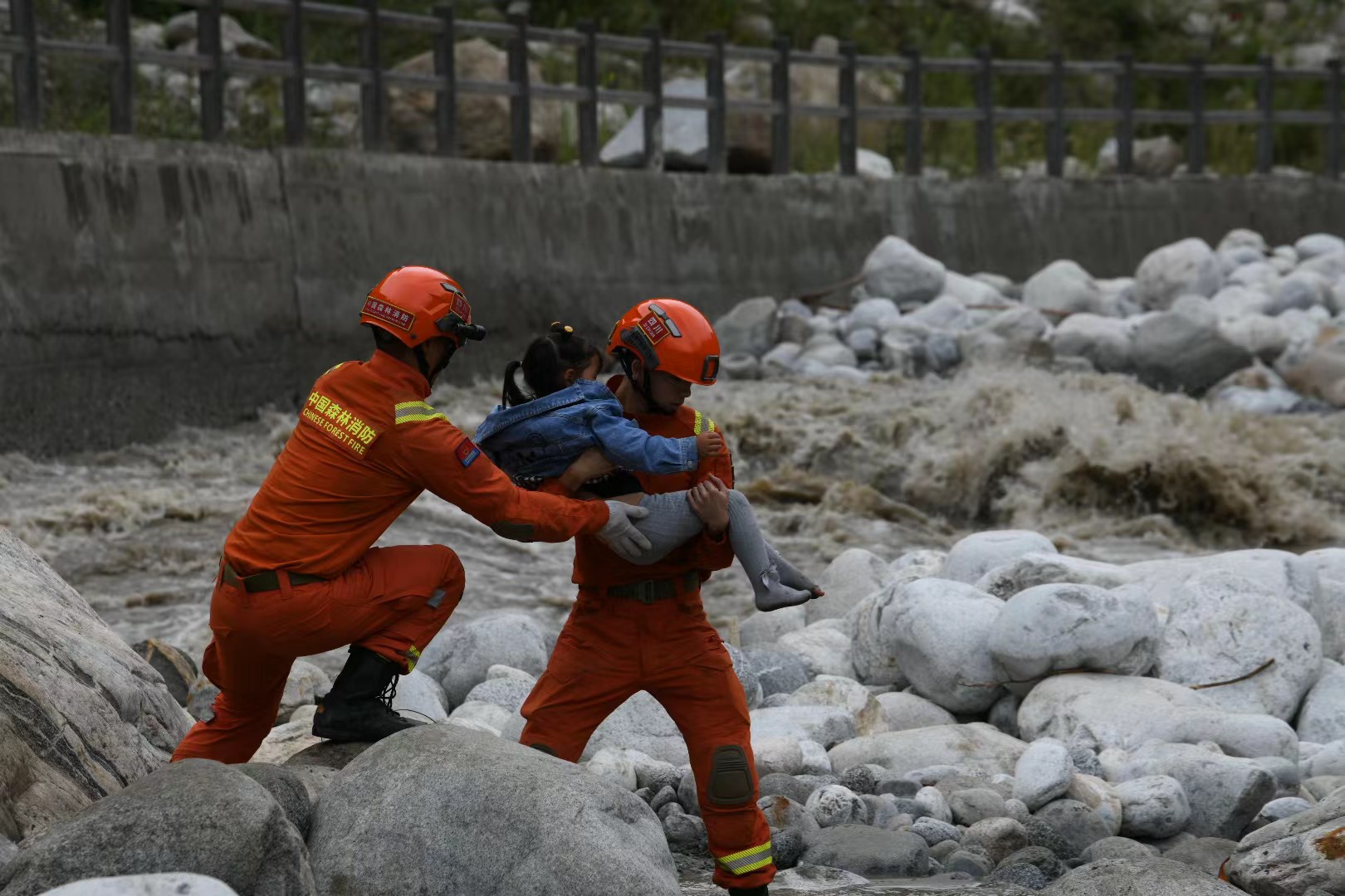 加固簡易橋梁，森林消防員護送傷員就醫。四川省森林消防總隊供圖