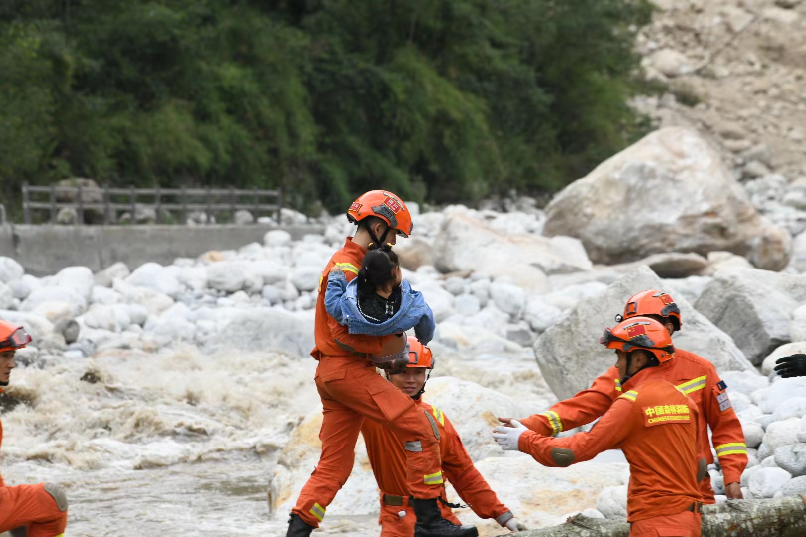 加固簡易橋梁，森林消防員護送傷員就醫。四川省森林消防總隊供圖