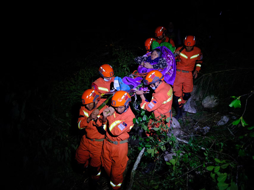 消防員轉移群眾。四川省森林消防總隊供圖
