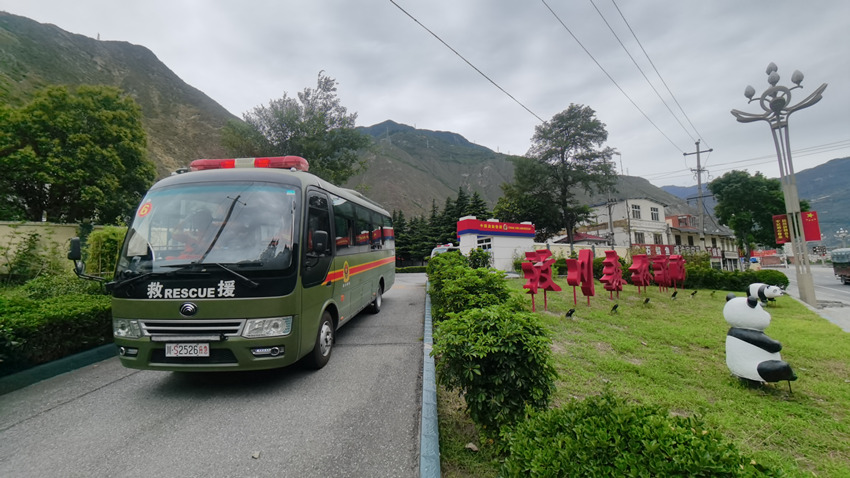 阿壩支隊汶川大隊出動駛離營區。四川省森林消防總隊供圖