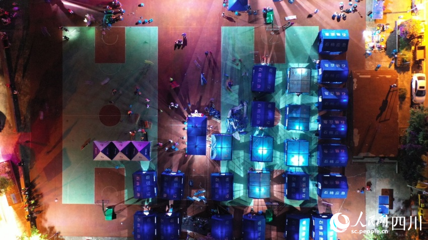 雅安市石棉縣震后第一夜。曹頎攝