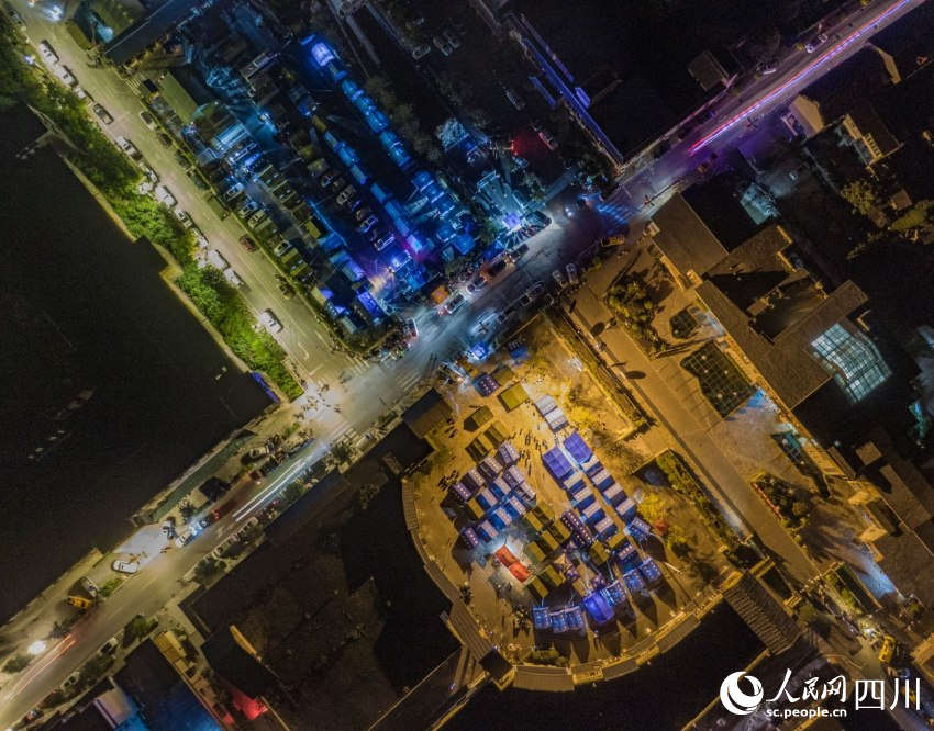 瀘定縣磨西古鎮震后第一夜。王鴻飛攝