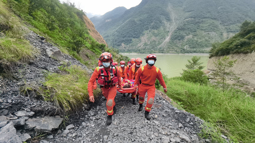 森林消防員轉移受傷的群眾。四川省森林消防總隊供圖
