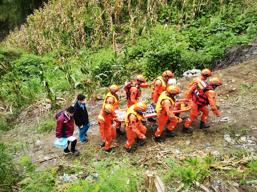 森林消防員轉移受傷的群眾。四川省森林消防總隊供圖