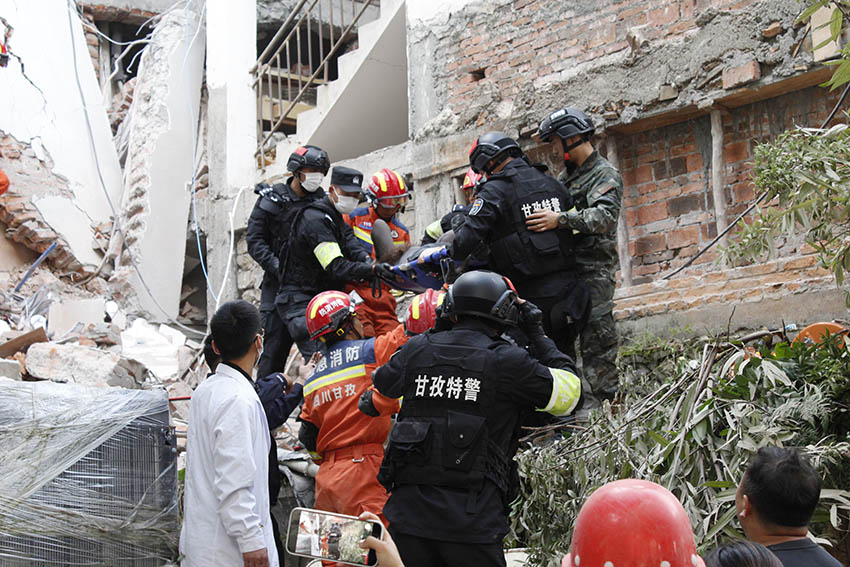 9月5日17時16分，甘孜消防支隊消防救援人員對被困在磨西鎮老街大西印畫酒店二樓的群眾展開營救。四川省消防救援總隊供圖